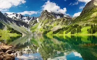 Tapeta Pohled na jezero a hory z přírody 4K