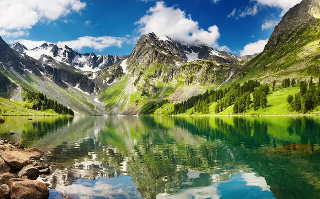 Blick auf einen See und Berge aus der Natur 4K Hintergrundbild