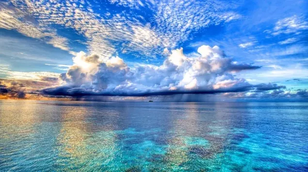 澄んだ海の水と空に集まる雲の眺め ダウンロード