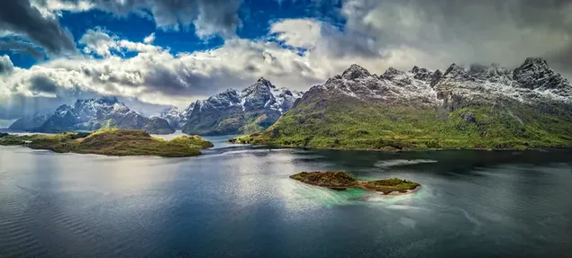 منظر للسماء والغيوم بالقرب من قمم الجبال الثلجية ومنظر جزيرة صغيرة في وسط البحيرة 2K خلفية