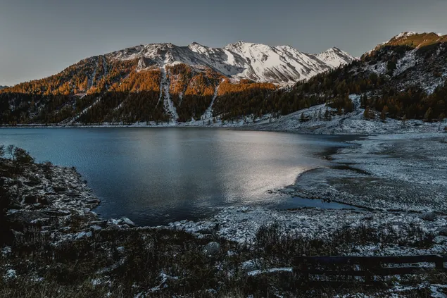 Vista de montañas nevadas y colinas junto al lago 4K fondo de pantalla