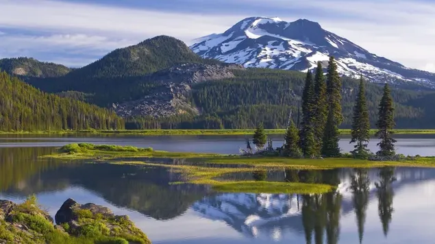 Vista de montañas nevadas, bosques, árboles y cielo nublado reflejados en el agua del lago 2K fondo de pantalla