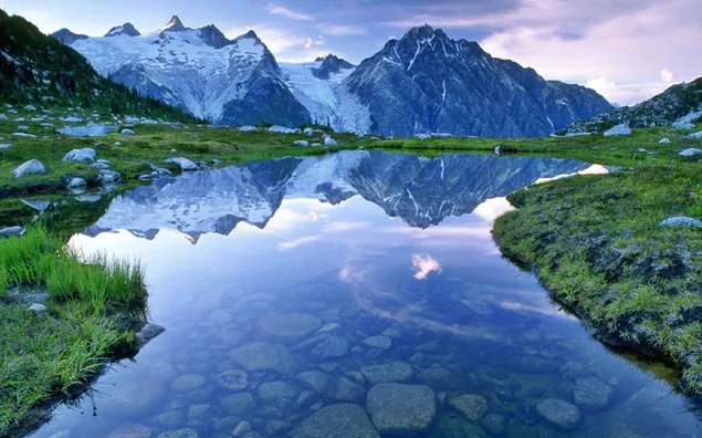 Uitzicht op besneeuwde bergen weerspiegeld in het meer HD achtergrond