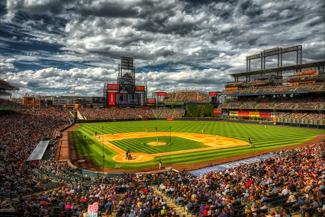 Uitzicht op het honkbalveld bedekt met donkere wolken bij de arena
