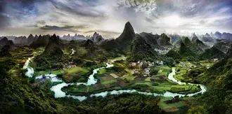 Vista del pueblo en el campo 8K fondo de pantalla