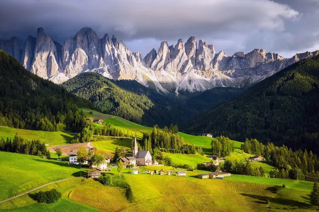 Dorp in de Italiaanse Alpen 4K achtergrond