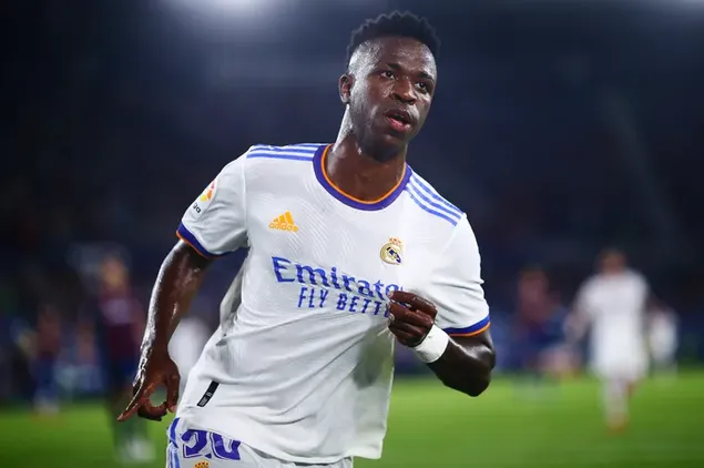 Vinicius Jr. houdt de wit-lila trui vast op het groene gras in het stadion