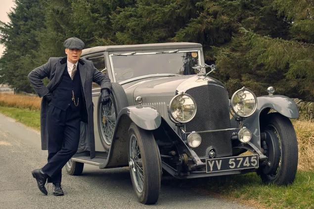 vintage cierne klasicke auto od peaky blinders a televizneho herca cilliana murphyho stiahnut