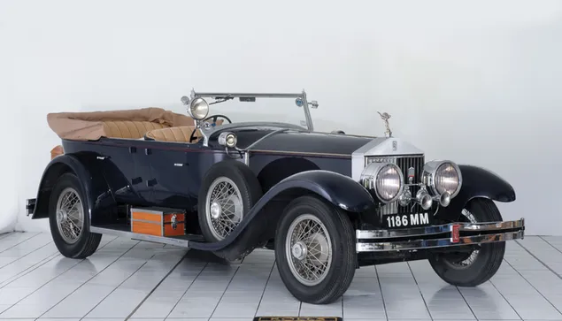 Vintage zwarte Rolls Royce 4K achtergrond