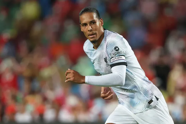 Virgil van Dijk a l'estadi borrosa de la multitud 2K fons de pantalla