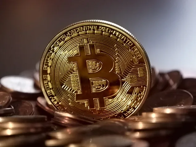 Virtuele valuta bitcoin cryptocurrency goudkleurige munt 4K achtergrond