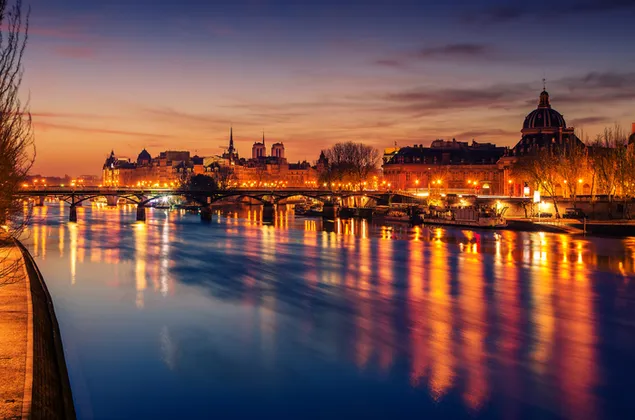 Vista del río al atardecer en París