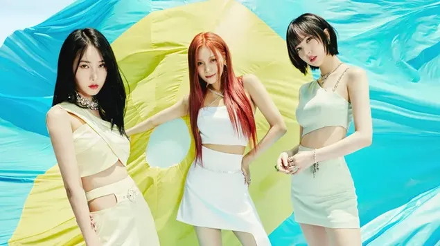 VIVIZ 成員在“Summer Vibe: Concept 1”專輯拍攝 4K 壁紙