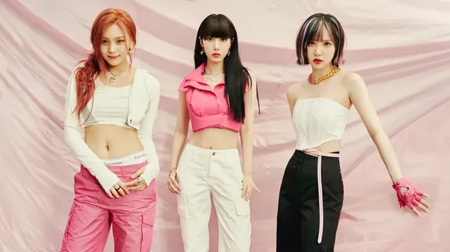 VIVIZ 成員在“Summer Vibe: Flying Point - Concept 2”專輯拍攝 4K 壁紙