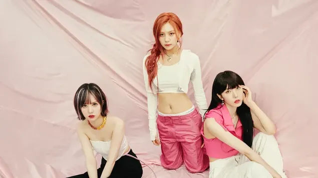 VIVIZ 成員在“Summer Vibe: Flying Point | Concept 2' 專輯拍攝 4K 壁紙