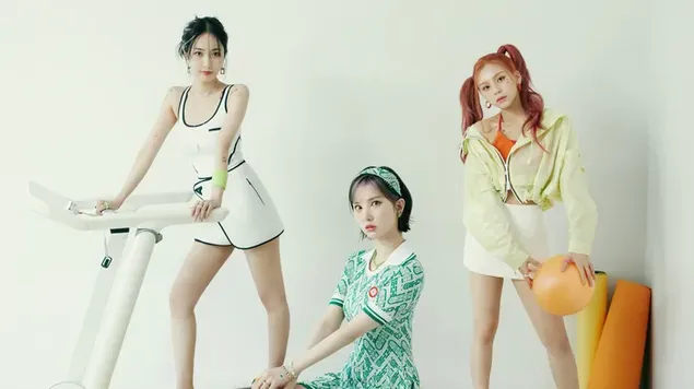 VIVIZ 成員在“Summer Vibe: Ready to Summer - Concept 3”專輯拍攝 4K 壁紙