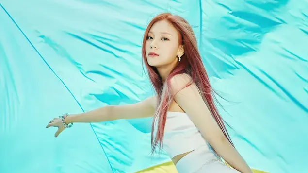 VIVIZ 严智在“Summer Vibe - Concept 1”专辑拍摄 4K 壁纸