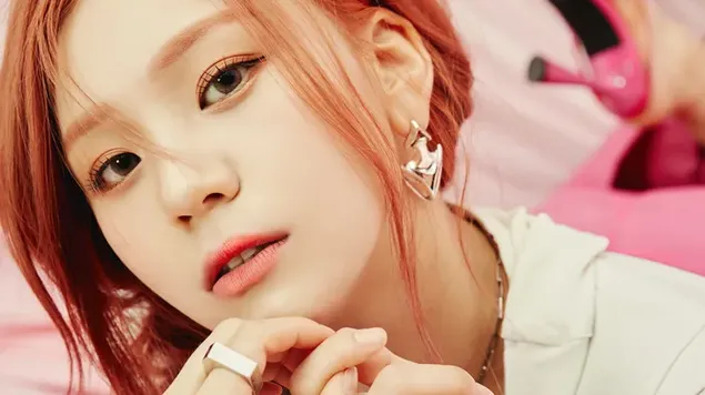 VIVIZ 严智在“Summer Vibe: Flying Point - Concept 2”专辑拍摄 4K 壁纸