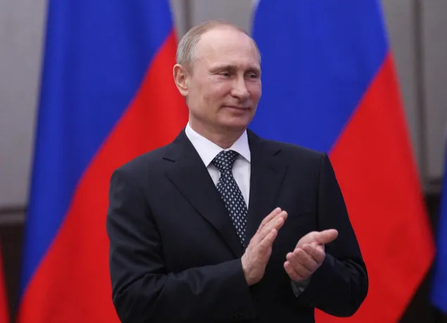 Vladimir Putin frente a banderas rusas