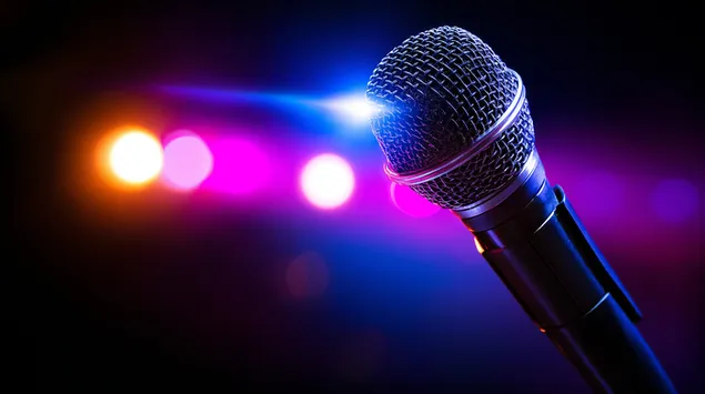 Primer pla d'un micròfon vocal sobre un suport amb il·luminació de concert espectacular 2K fons de pantalla