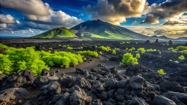 Paisagem vulcânica com rochas de lava, vegetação e horizonte esfumaçado 4K papel de parede