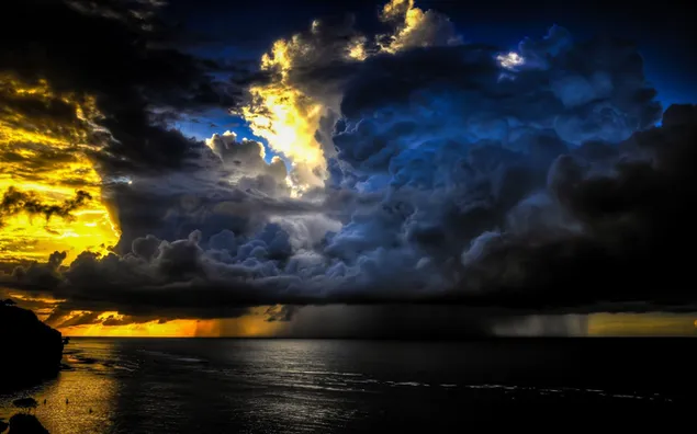 Vorbereitung auf Wolken, um Regen auf dem Meer zu machen, wo sich gelbe und blaue Lichter bilden