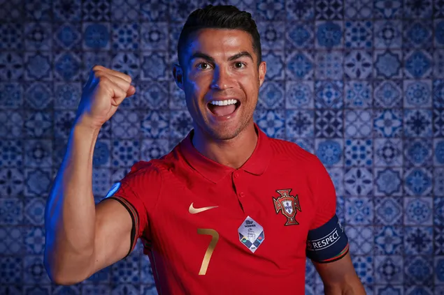 Vrolijke pose van de Portugese nationale voetballer Cristiano Ronaldo, die op de linkervleugel en als spits speelt