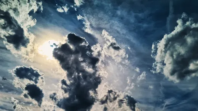 Vurige zon in een bewolkte hemel download