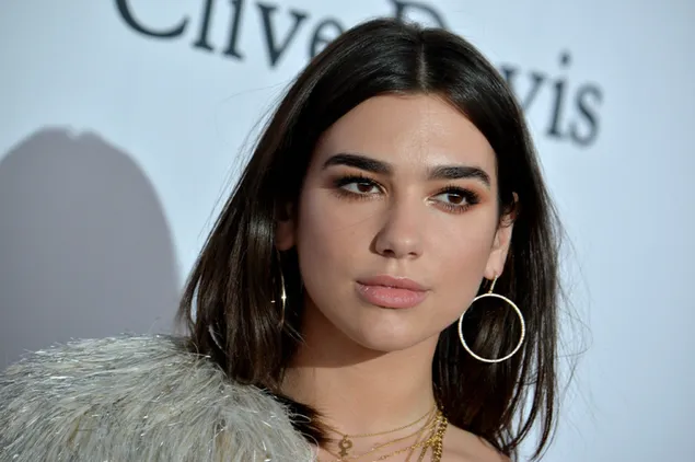 Wajah alami dua lipa adalah dengan anting bulat dan gaun bulunya unduhan