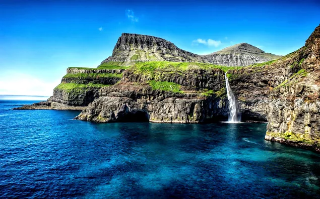 Wasserfall an der Küste von Hawaii herunterladen