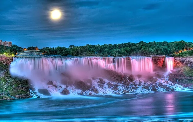 Wasserfall in der Vollmondnacht herunterladen