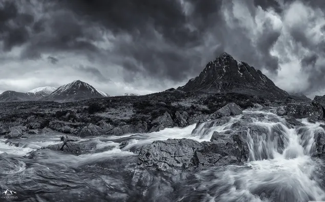 Water stroomt door rotsen onder zwarte regenwolken 8K achtergrond