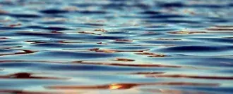 reflektimi i ujit në liqen 4K sfond