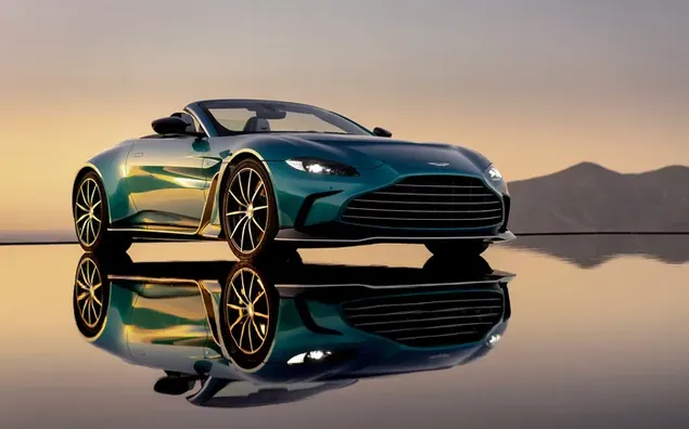 Waterreflectie van groene Aston Martin V12 Vantage geparkeerd naast lucht en bergen 4K achtergrond
