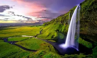 cascada que fluye desde verdes colinas y magnificas vistas de la naturaleza. descargar
