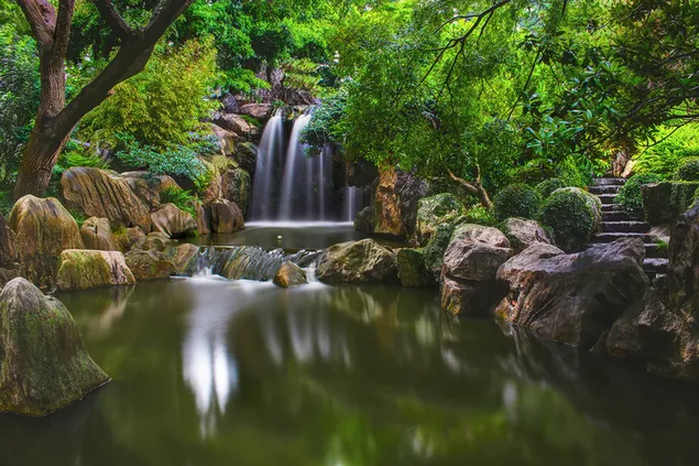 Wasserfall an einem friedlichen grünen Ort