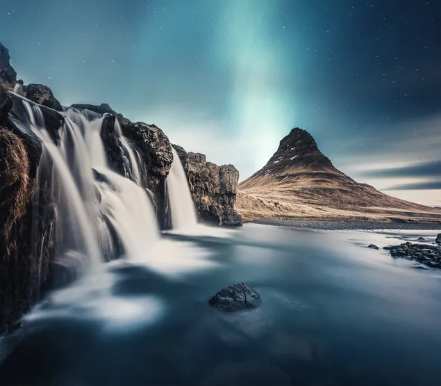 Blick auf den Wasserfall im Nordlicht 4K Hintergrundbild