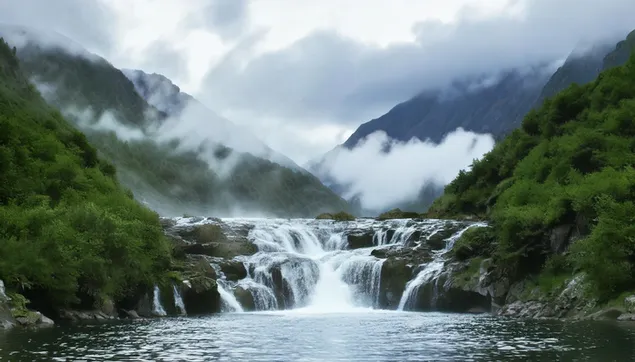 Waterval met mist 2K achtergrond