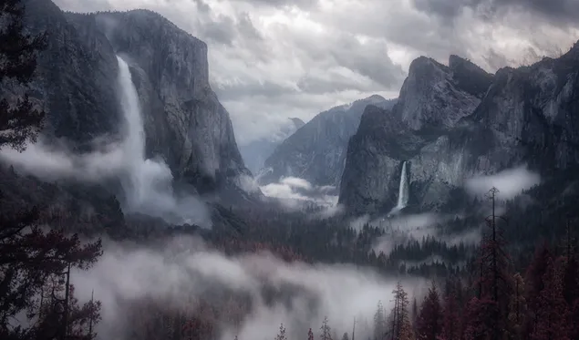 Wasserfälle und Nebel, die von den Klippen fließen 4K Hintergrundbild