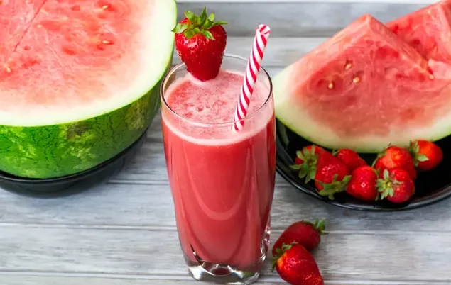 Erfrischung aus Wassermelone und Erdbeere
