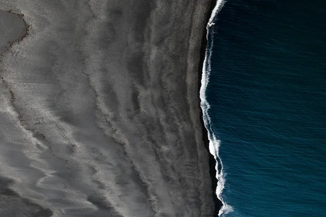 海の水と岸に打ち寄せる波によって生み出される波 4K 壁紙