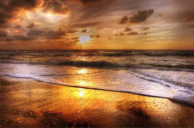 Хвилі на пляжі та хмари на заході сонця завантажити