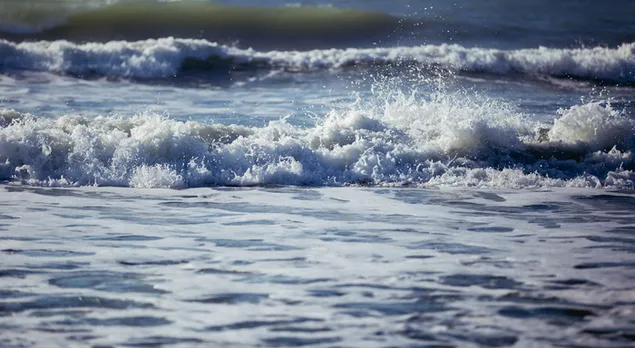 גלים בנהר 4K טפט
