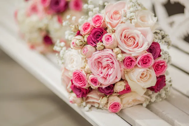 Buket mawar merah muda pernikahan