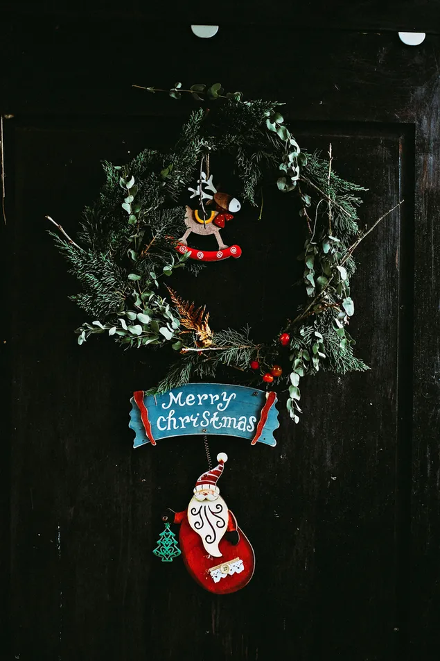 Weihnachtsgrußkranz hängt an der Tür