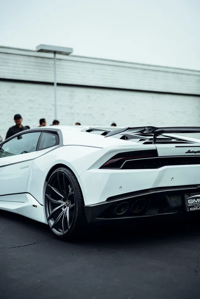 Weißes Luxus-Lamborghini-Auto auf dem Parkplatz herunterladen