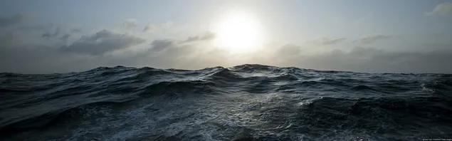 Wellen im Ozean bei Sonnenuntergang