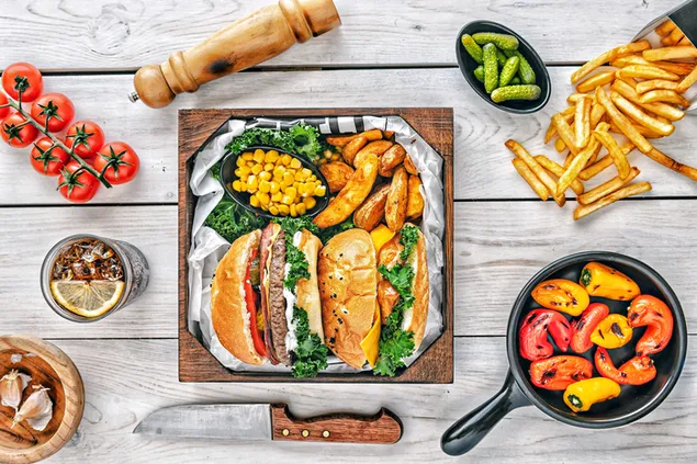 Mâncare occidentală Hamburger, cartofi prăjiți și varietate de legume într-o singură masă 4K imagine de fundal