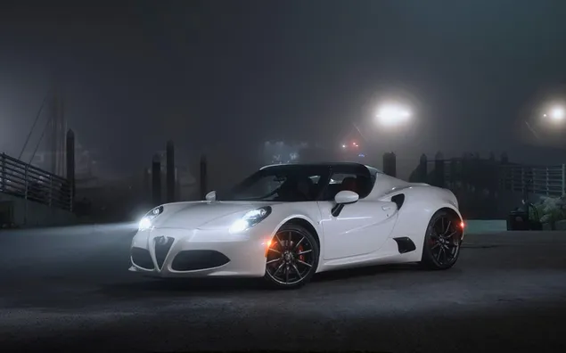 Biała Alfa Romeo 4C na drodze w mglistą noc 2K tapeta