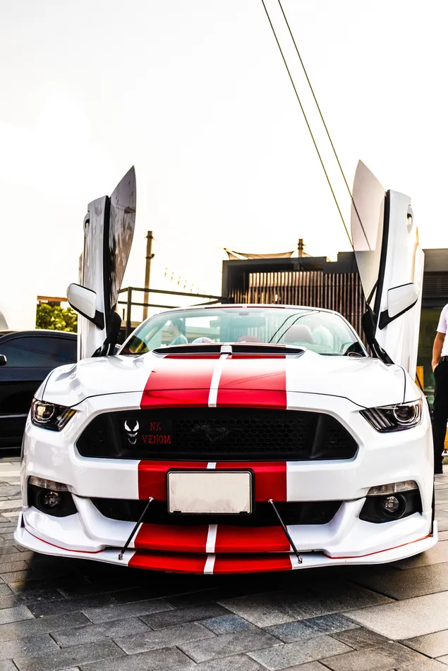 Witte en rode Ford Mustang